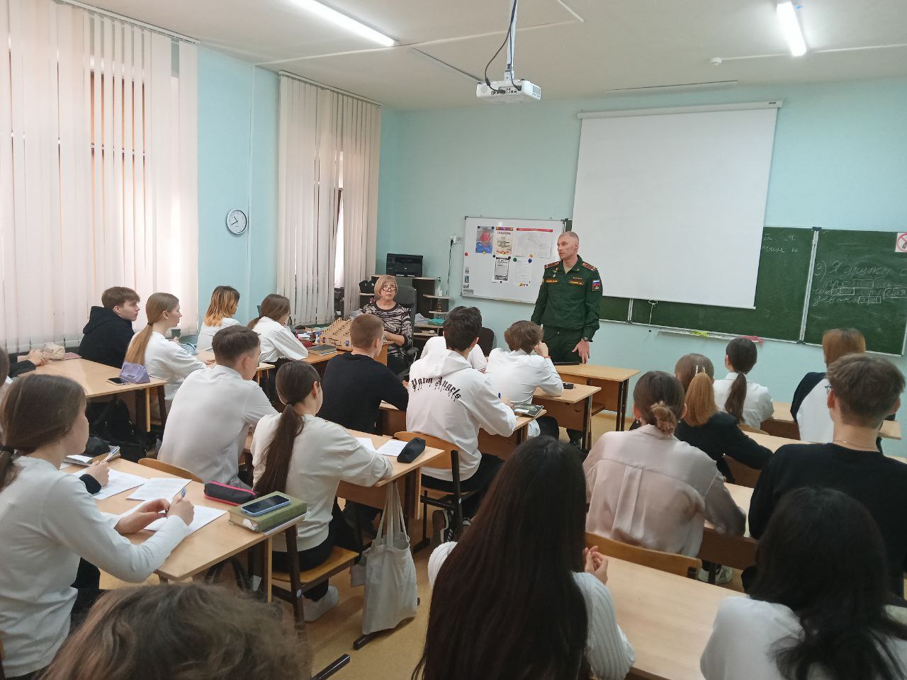 В школе прошла профориентационная беседа с учащимися старших классов.