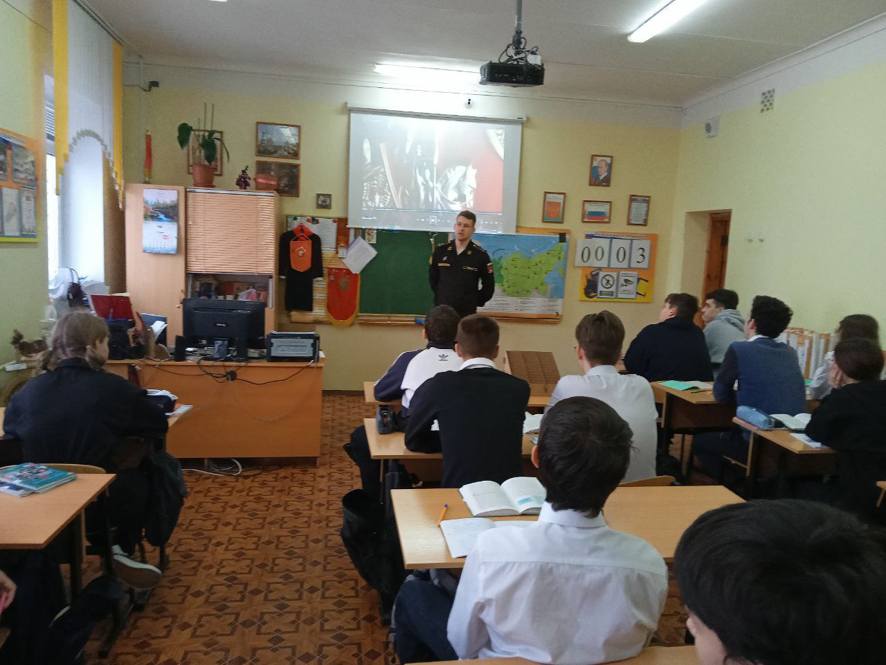 В рамках профориентации со старшеклассниками провел беседу офицер Черноморского военно-морского училища.