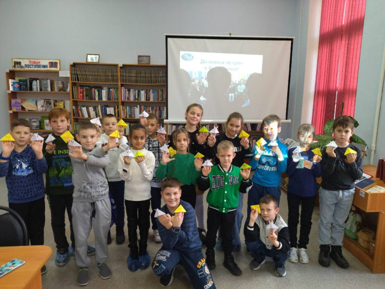 Младшие школьники на каникулах посетили городскую библиотеку.