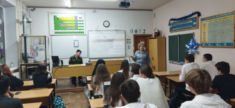 В рамках профориентации учащиеся встретились с выпускником нашей школы.