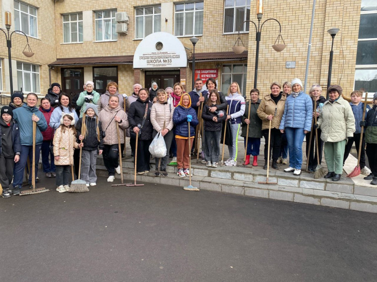 Субботник – вклад в будущее: Учителя, технический персонал, ученики и их родители на страже чистоты города!.