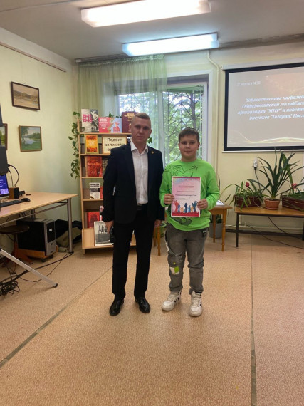 Юный талант из нашей школы взлетел к звездам! Победа в космическом конкурсе рисунков!.