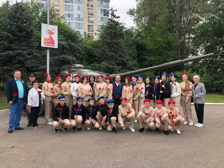Память пылает вечно: Энгельс чтит героев Великой Отечественной войны.